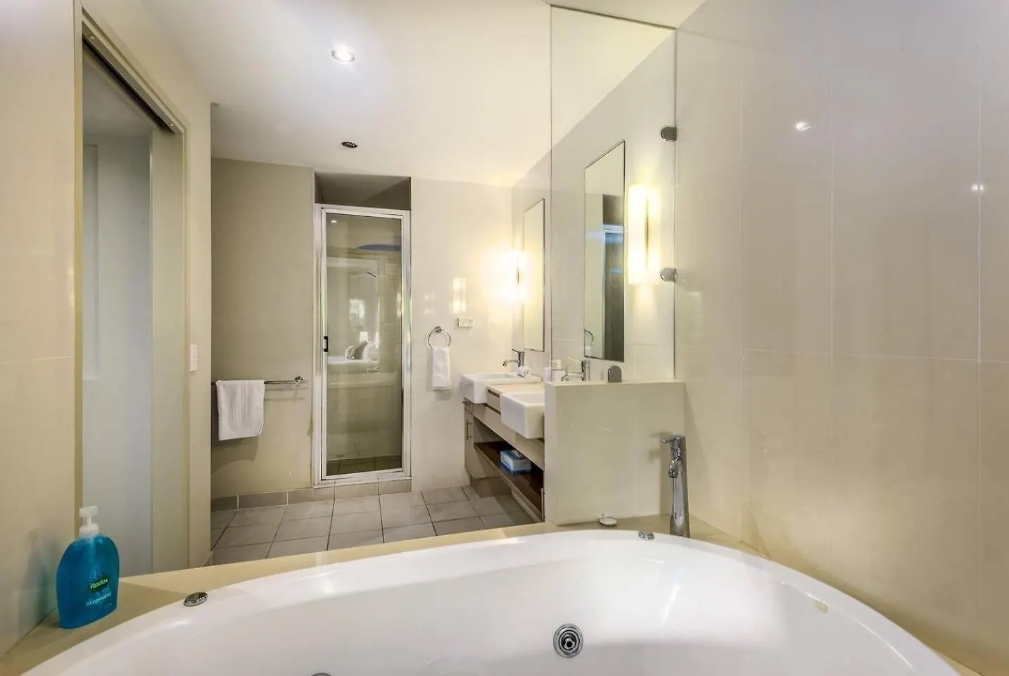 Appartement Postcard Perfect - Cairns Nine Pool Tropical Oasis à Westcourt